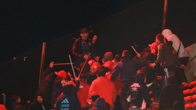 Hincha de la U que cayó desde la tribuna del estadio de Independiente: Nos hicieron saltar