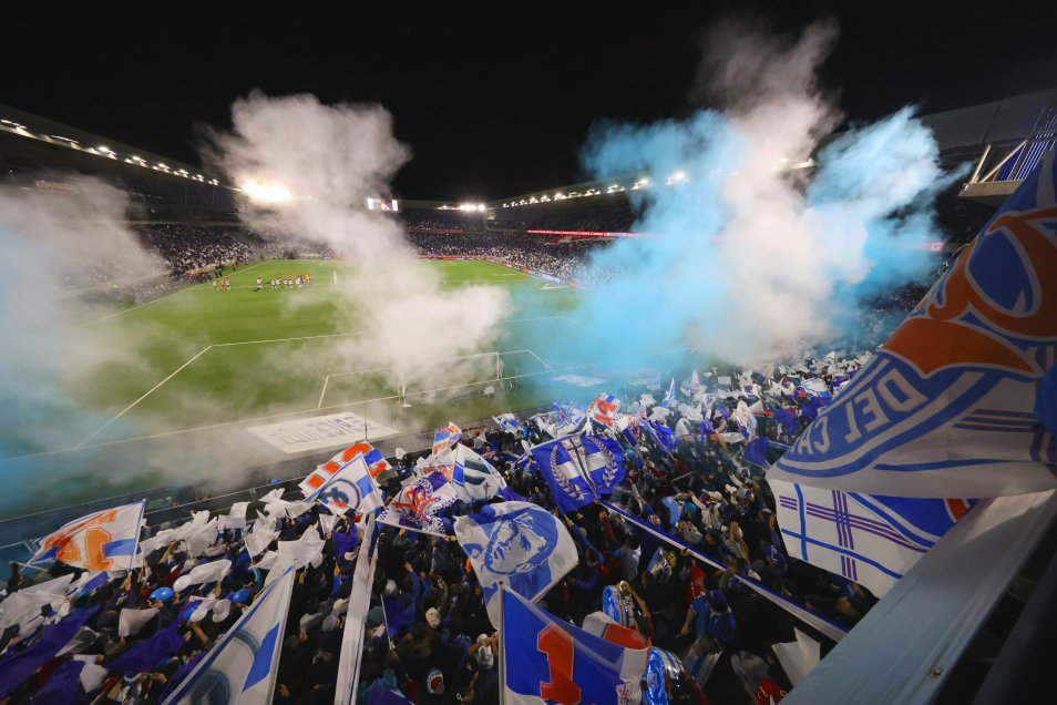 [Fotos] ¡Ya es una realidad! Hinchas de la UC celebraron la apertura ...
