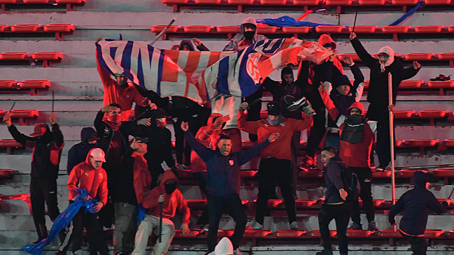 Independiente expulsó y aplicará derecho de admisión de por vida a 25 barristas tras incidentes ante la U