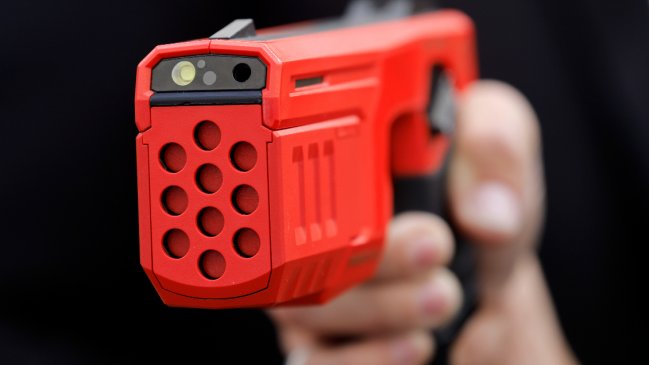 Gobierno dio luz verde a implementación de pistolas taser en Carabineros