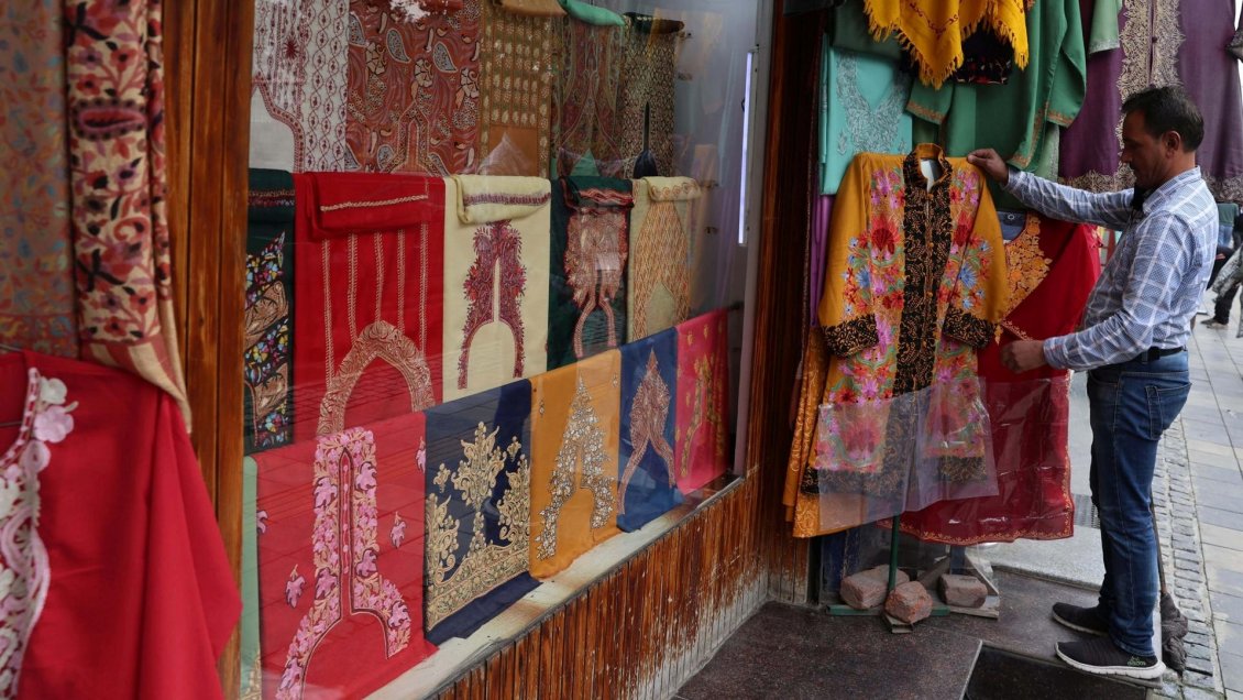 EE.UU. impone aranceles adicionales a la India por su compra de crudo ruso