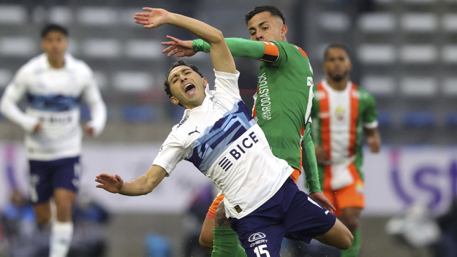 Jugadores de la UC y Cobresal se fueron entre empujones a camarines del Claro Arena