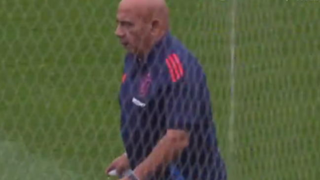 [VIDEO] ¿Bendijo la cancha? Miembro del cuerpo técnico de la U esparció agua en el Monumental