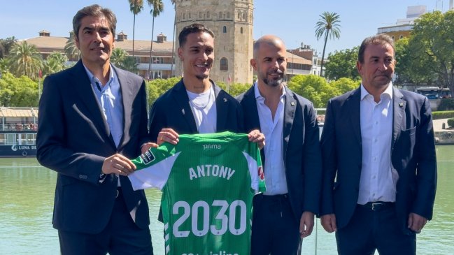 Antony contó que estuvo 40 días en un hotel esperando sellar su fichaje en Betis