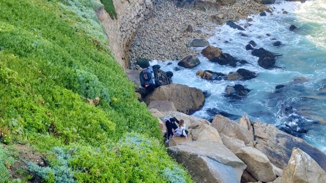 Concón: auto se desbarrancó en la Roca Oceánica con madre e hijo a bordo