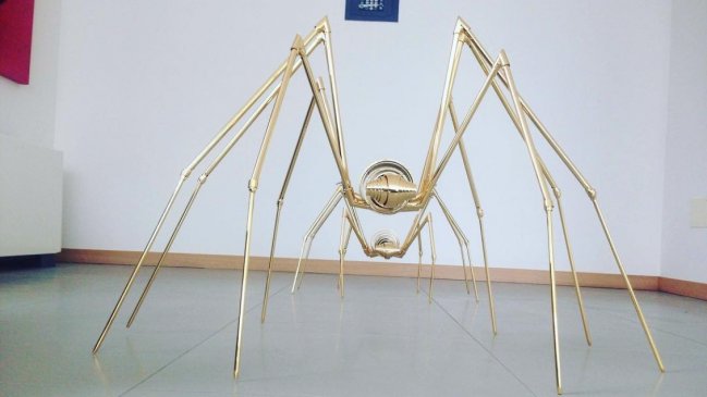 Niña daña escultura de más de $30 millones al trepar sobre ella en Italia