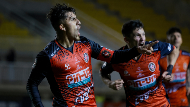 [VIDEO] Pinares anotó golazo de tiro libre en triunfo de Limache sobre La Serena en Copa Chile
