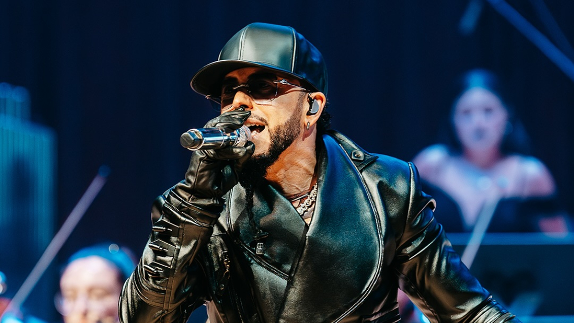 Yandel fusiona reggaetón y sinfonía en Movistar Arena