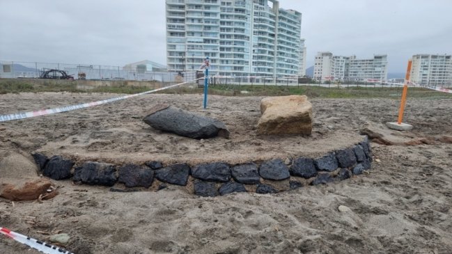 Marejadas exponen misteriosa e histórica estructura en playa de La Serena