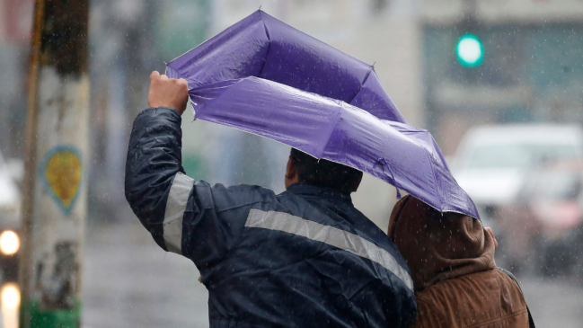 Sistema frontal deja a más de 35 mil clientes sin luz en La Araucanía y Los Ríos