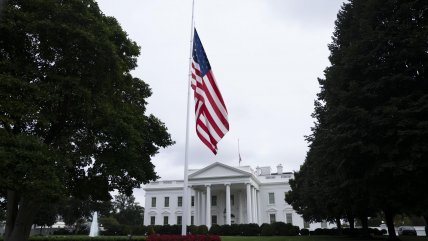   Bandera de Estados Unidos ondea a media asta por muerte de Charlie Kirk 