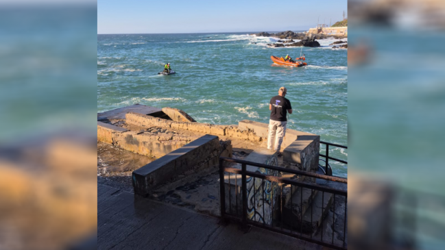 Buscan a menor que desapareció mientras nadaba en playa Las Torpederas