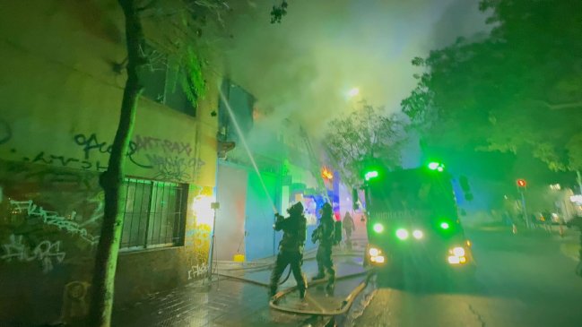 Santiago Centro: Fuego consume local de frenos en Cumming