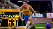 Duplantis nuevamente rompió el récord de salto con garrocha y festejó el oro mundial