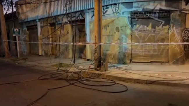 Camión chocó un poste y cortó cables en Estación Central