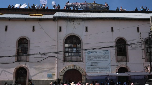 Bolivia: Reos se suben al techo de una cárcel para exigir pago de pensión alimenticia