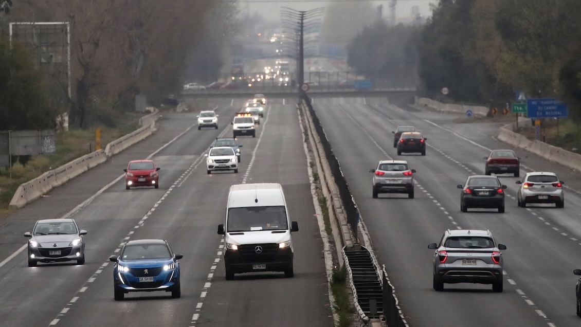 Más de 614 mil vehículos abandonan Santiago por Fiestas Patrias