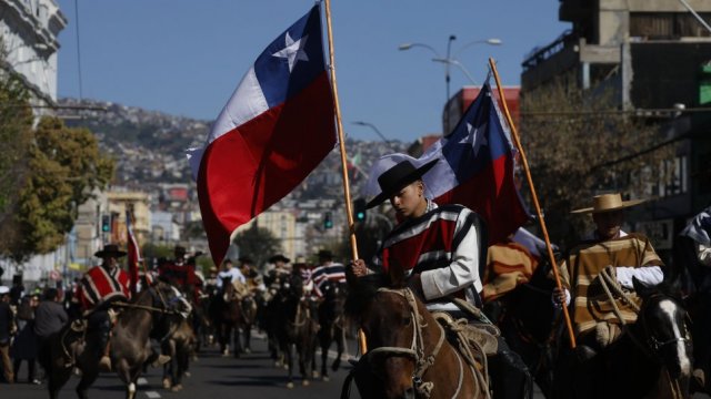 Valparaíso celebra 215 años de independencia con emotivo desfile