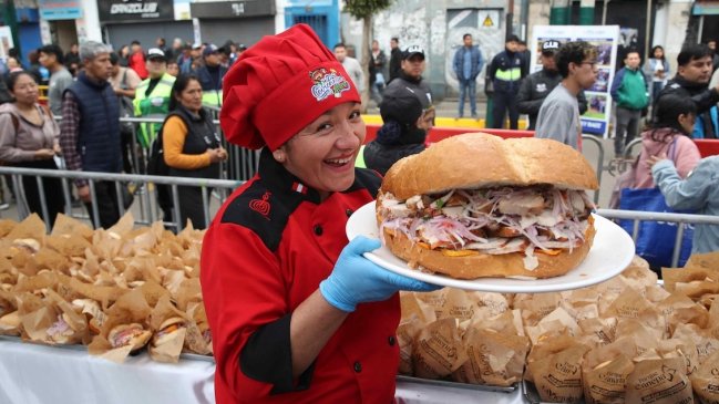 Perú: Reparten panes con chicharrón para celebrar triunfo a Chile en Mundial de Desayunos
