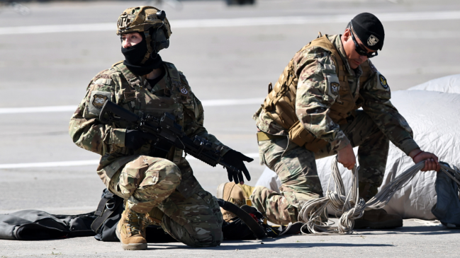 La mayor Camila Orellana, la primera paracaidista en saltar en la Parada Militar
