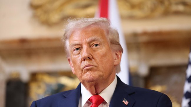 Trump amenazó con quitar permisos a los canales que lo critiquen