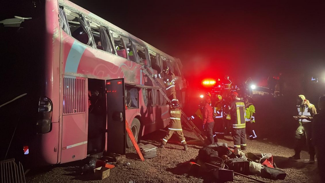 Bus de pasajeros volcó en la Ruta 5 Norte: Al menos tres fallecidos y ...