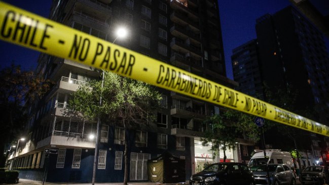 Mujer fue asesinada por su pareja en el centro de Santiago: Hombre murió mientras huía