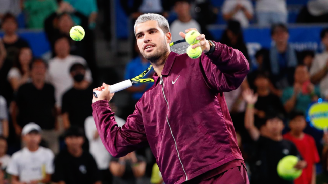 Alcaraz pasó sin problemas a semis en Tokio e igualó su temporada con más triunfos