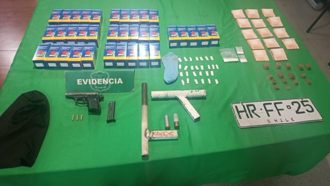 Tres sujetos detenidos por porte ilegal de armas, municiones y droga en Quinta Normal