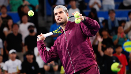   Alcaraz pasó sin problemas a semis en Tokio e igualó su temporada con más triunfos 