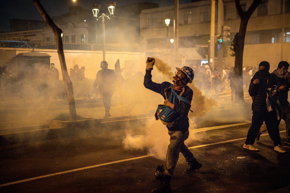 Fotos] Manifestantes y policías se enfrentaron en Lima durante la "Marcha de la Generación Z" - Cooperativa.cl
