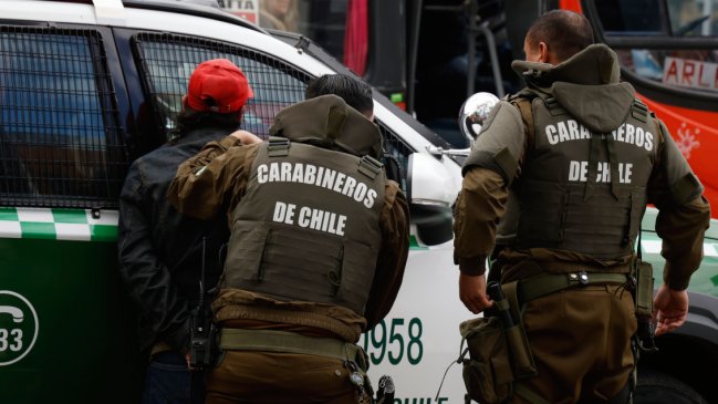 Tres jóvenes, dos de ellos menores, detenidos en auto robado tras chocar a Carabineros