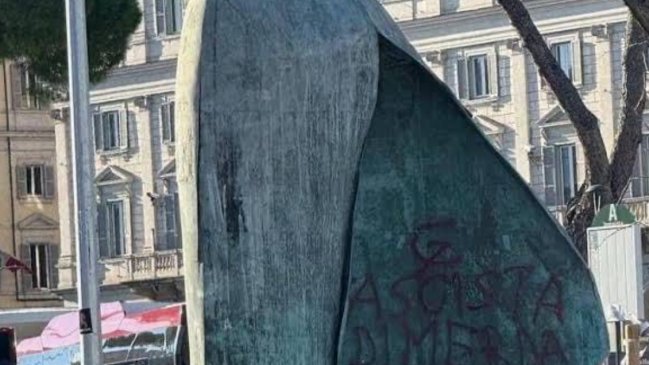 [FOTO] Condena generalizada en Italia por el ultraje a la estatua de Juan Pablo II en Roma