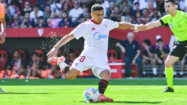 Sevilla de Alexis y Suazo recibe a FC Barcelona por La Liga de España
