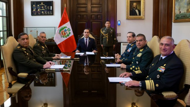 En su primera acción, el nuevo presidente de Perú convocó a las FF.AA.