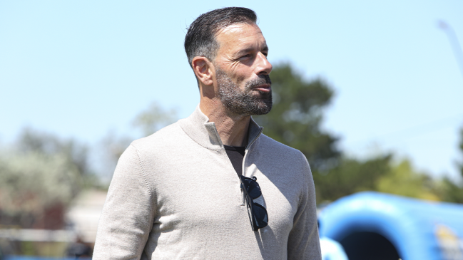 Ruud Van Nistelrooy sorprendió en partido del Ascenso: Hizo guiño a Pellegrini y La Roja