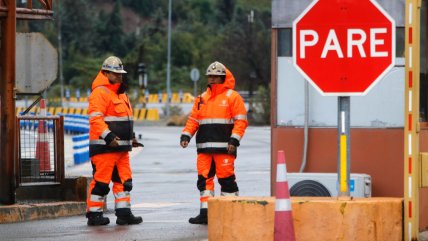   Bus con 48 personas se volcó en la mina El Teniente 