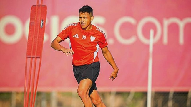 ¿Son Reebok o son Nike? Los mensajes de Alexis para destacar vuelta de 