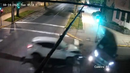   Cámara captó fuerte choque entre dos autos en Providencia 