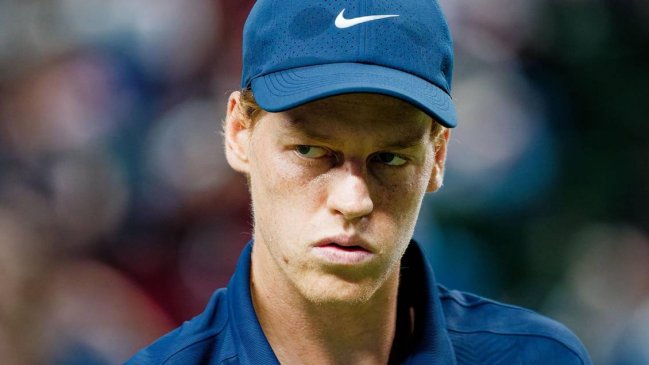 Sinner arrolló a Tsitsipas en el Six Kings Slam y enfrentará a Djokovic en semifinales