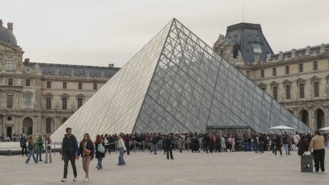Macron pide que se aceleren las medidas de seguridad en el Louvre tras el robo de joyas