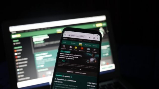 Expertos advierten sobre el riesgo de la publicidad de apuestas en jóvenes