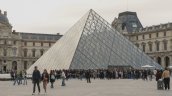 Macron pide que se aceleren las medidas de seguridad en el Louvre tras el robo de joyas