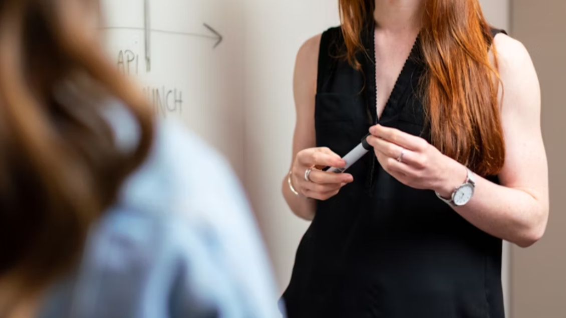 Crisis educativa en Chile: 40% de los colegios enfrentan falta de profesores idóneos y 2 de cada 5 docentes han sido agredidos en el aula