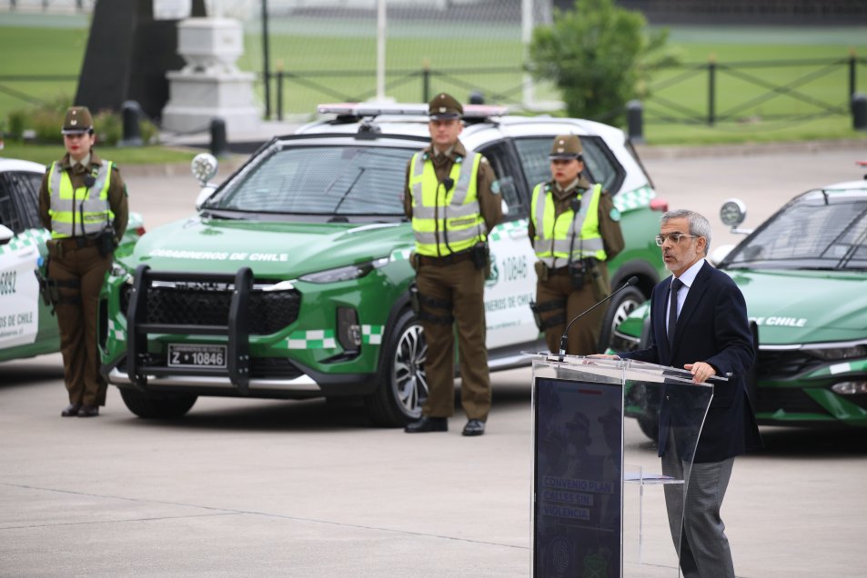 Gobierno entregó más de 4.800 millones de pesos en vehículos y equipos para Carabineros