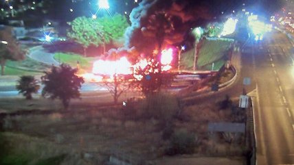  Sujetos quemaron un bus del transporte público en Maipú  