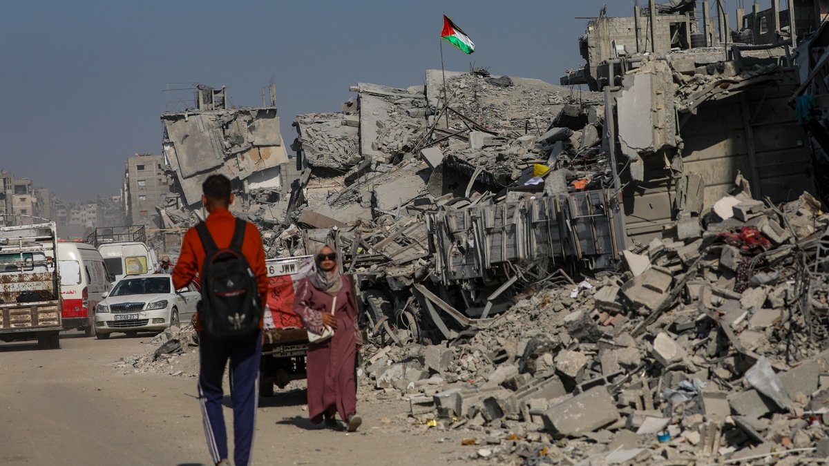 Israel derriba edificios residenciales en Gaza durante alto el fuego