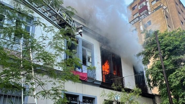 Incendio en inmueble de Santiago moviliza a amplio contingente de Bomberos
