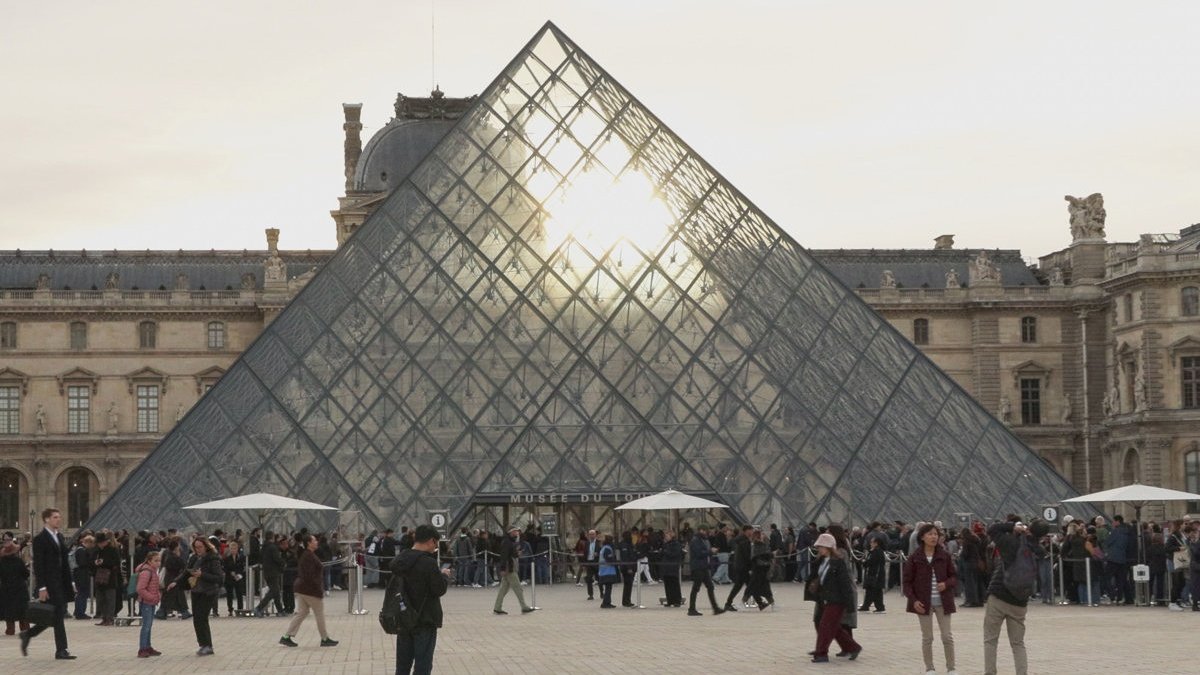 Detenidos dos sospechosos del robo en el Louvre