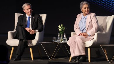 Jara tildó de "propuesta imaginaria" idea de Kast de que migrantes irregulares paguen su expulsión